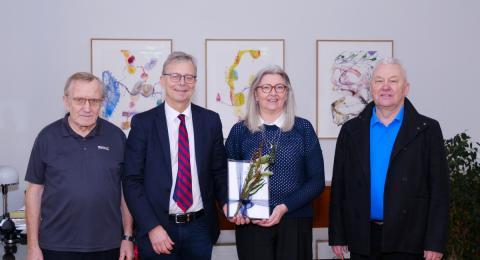 Frá afhendingu styrksins á rektorsskrifstofu. Frá vinstri á myndinni eru Höskuldur Þráinsson, Jón Atli Benediktsson, Birna Arnbjörnsdóttir og Úlfar Bragason.