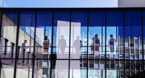 Fólk inni á tengigangi milli Gimli og Odda