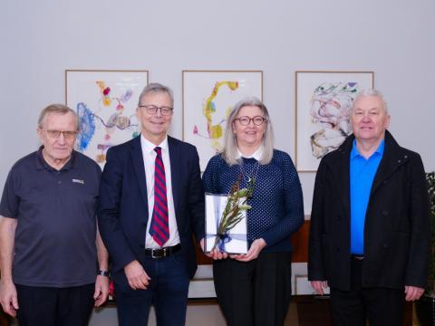 Frá afhendingu styrksins á rektorsskrifstofu. Frá vinstri á myndinni eru Höskuldur Þráinsson, Jón Atli Benediktsson, Birna Arnbjörnsdóttir og Úlfar Bragason.