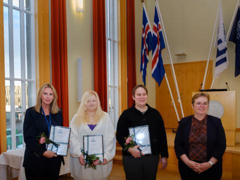 Styrkþegar og fulltrúar þeirra ásamt rektor Háskóla Íslands við úthlutun styrkjanna. Frá vinstri: Svandís Sturludóttir, deildarstjóri Nemendaráðgjafar HÍ, sem tók við styrknum fyrir hönd Theódórs Helga Kristinssonar, Laufey Ýr Gunnarsdóttir, Kaisu Kukka-Maaria Hynninen og Silja Bára Ómarsdóttir. MYND/Kristinn Ingvarsson