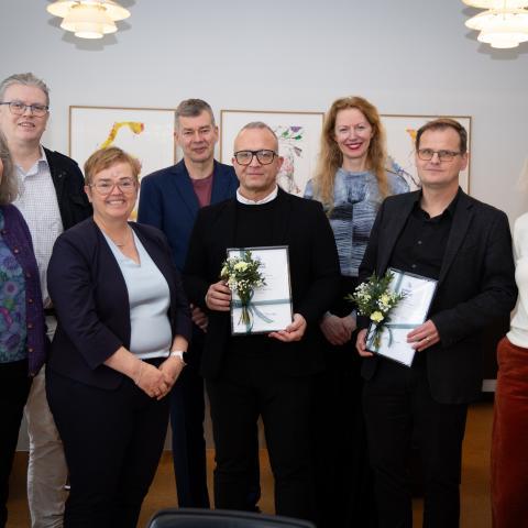 Frá afhendingu styrkjanna á rektorsskrifstofu en þar komu saman foreldrar styrkhafa, rektor og stjórn Verðlauansjóðs Sigurðar Helgasonar. MYND/Tryggvi Már Gunnarsson