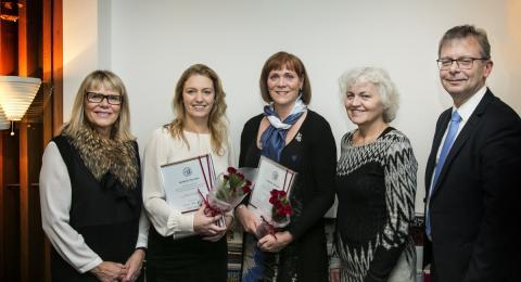 Frá vinstri: Herdís Sveinsdóttir prófessor og stjórnarmaður, Emma Marie Swift ljósmóðir og styrkhafi, Valgerður Lísa Sigurðardóttir, sérfræðiljósmóðir og styrkhafi, Ólöf Ásta Ólafsdóttir, lektor og formaður stjórnar sjóðsins, og Jón Atli Benediktsson, rektor Háskóla Íslands.