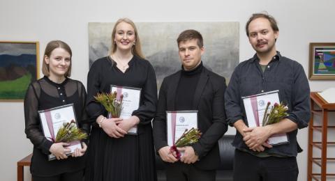 Styrkhafarnir fjórir við úthlutun styrkjanna á rektorsskrifstofu. Frá vinstri: Sólveig Steinþórsdóttir, Bryndís Guðjónsdóttir, Lárus Sindri Lárusson og Pétur Eggertsson.