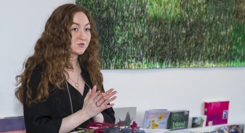 Marín Árnadóttir veitir styrk viðtöku