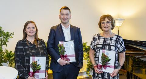 Verðlaunahafar og fulltrúar þeirra við úthlutun í Norræna húsinu í gær. Frá vinstri: Sigríður Júlía Quirk, Elías Sæbjörn Eyþórsson og Deborah Olafsson, sem tók við viðurkenningunni fyrir hönd sonar síns, Samúels Sigurðssonar.