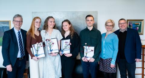 Styrkþegar ásamt rektor og forseta og varaforseta Læknadeildar. Frá vinstri: Jón Atli Benediktsson, Ágústa Eyjólfsdóttir, Katrín Hólmgrímsdóttir, Birta Rakel Óskarsdóttir, Bjarki Leó Snorrason, Sædís Sævarsdóttir og Þórarinn Guðjónsson.