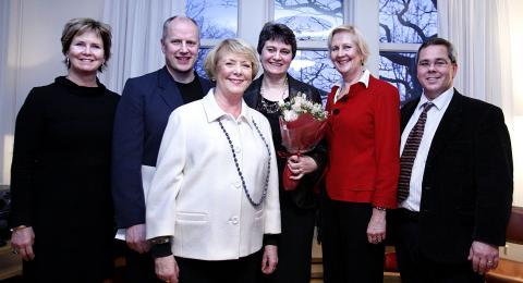 Frá vinstrir: Kristín Ingólfsdóttir, Einar Guðbjartur Pálson faðir styrkþegans, frú Vigdís Finnbogadóttir, Guðrún Jónsdóttir móðir styrkþegans, Kristín Vala Ingólfsdóttir og Karl Sölvi Guðmundsson forseti rafmagns og tölvuverkfræðideildar.