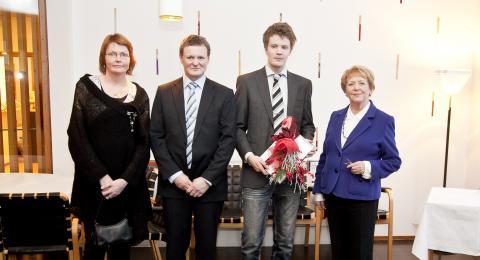 Frú Vigdís Finnbogadóttir ásamt Guðmundi Frey Aðalsteinssyni styrkhafa og aðstandendur.