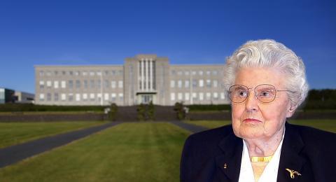 Sigríður Lárusdóttir með Háskóla Íslands aðalbyggingu í bakgrunn
