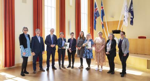 Frá vinstri: Jóhanna Einarsdóttir, prófessor, Samúel Lefever, dósent, Jón Atli Benediktsson, rektor, Hermína Gunnþórsdóttir prófessor og Edda Óskarsdóttir, lektor, Anna Katarzyna Wozniczka, doktorsnemi, Aneta Figlarska, kennsluráðgjafi hjá sveitarfélaginu Árborg, og Anna Linda Sigurðardóttir, deildarstjóri Fjölmenningardeildar í Vallaskóla, Ólöf Garðarsdóttir, sviðsforseti Hugvísindasviðs og Kolbrún Pálsdóttir, sviðsforseti Menntavísindasviðs.