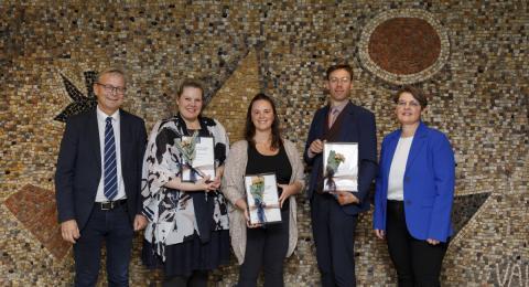 Styrkhafar úr Styrktar- og rannsóknarsjóður Þuríðar J. Kristjánsdóttur. Frá vinstri: Jón Atli Benediktsson rektor, Ásgerður Harris Jóhannesdóttir doktorsnemi, Brittany Marie Repella, doktorsnemi, Guðmundur Ingi Halldórsson, sonur Ingileifar Ástvaldsdóttur doktorsnema og styrkhafa, og Kolbrún Þ. Pálsdóttir, forseti Menntavísindasviðs.
