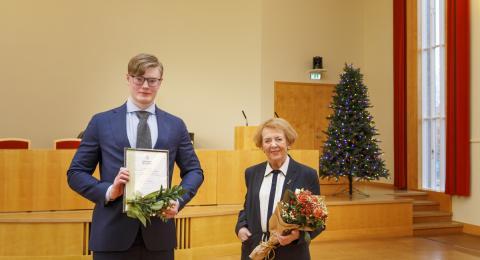 Óttar Snær Yngvason, BS-nemi á þriðja ári í rafmagns- og tölvuverkfræði og styrkhafi úr Minningarsjóði Þorvalds Finnbogasonar, ásamt Vigdísi Finnbogadóttur, fyrrverandi forseta Íslands og systur Þorvalds.