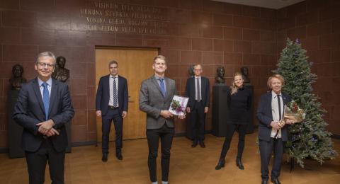 Við afhendingu styrksins úr Minningarsjóði Þorvalds Finnbogasonar stúdents í dag. Frá vinstri: Jón Atli Benediktsson, rektor Háskóla Íslands, Magnús Örn Úlfarsson, forseti Rafmagns- og tölvuverkfræðideildar, Ingvar Þóroddsson, BS-nemi í rafmagns- og tölvuverkfræði, Sigurður Magnús Garðarsson, forseti Verkfræði- og náttúruvísindasviðs Háskóla Íslands, Ástríður Magnúsdóttir, listamaður og dóttir Vigdísar Finnbogadóttur, og Vigdís Finnbogadóttir.
