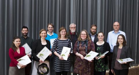 Styrkhafar og fulltrúar þeirra við úthlutun styrkjanna á Háskólatorgi.