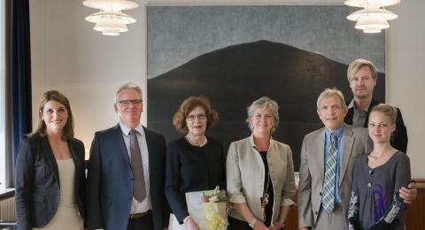 rá úthlutun úr Sjóði Selmu og Kays Langvads. Á myndinni eru frá vinstri: Helga Brá Árnadóttir, umsjónarmaður Styrktarsjóða Háskóla Íslands, Hafliði P. Gíslason prófessor, Guðrún Helga Agnarsdóttir, Kristín Ingólfsdóttir, rekor Háskóla Íslands, Kjartan Langvad, Mikkel og Linnea Langvad.