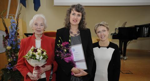 Styrkhafinn Margrét Grétarsdóttir ásamt Ingibjörgu R. Magnúsdóttur stofnanda sjóðsins og Erlu K. Svavarsdóttur, prófessor og formanni stjórnar sjóðsins. Á myndina vantar Kristínu Þórarinsdóttur styrkhafa sem var fjarverandi.