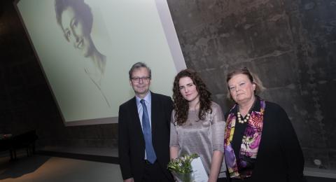 Jón Atli Benediktsson, rektor HÍ, afhenti viðurkenningu í heilsugæsluhjúkrun á ráðstefnunni Hjúkrun í fararbroddi. Á myndinni er hann ásamt Sigríði Lilju Magnúsdóttur, verðlaunahafa og BS nema í hjúkrunarfræði og Jóhönnu Bernharðsdóttur, formanni stjórnar RSH.