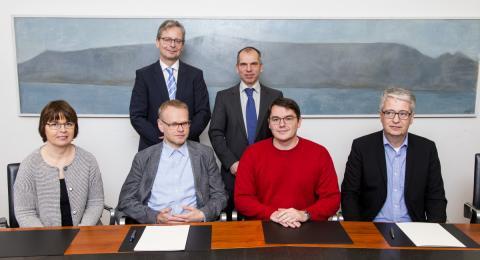 tjórn sjóðsins ásamt rektor og yfirmanni tækniþróunar hjá Ottobock. Fremri röð frá vinstri: Ebba Þóra Hvannberg, Hilmar Bragi Janusson, Bernhard Graimann og Þorvaldur Ingvarsson. Aftari röð frá vinstri: Jón Atli Benediktsson og Hans Dietl.