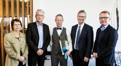 Á myndini eru frá vinstri Vigdís Pétursdóttir læknir og stjórnarmaður, Þorvaldur Ingvasson, læknir og formaður stjórnar, Stefán Ólafsson styrkhafi, Jón Atli Benediktsso, rektor Háskóla Íslands og Magnús Karl Magnússon, forseti Læknadeildar og stjórnarmaður í Sjóði Sigríðar Lárusdóttur.