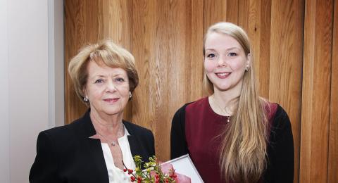 Frú Vigdís Finnbogadóttir með styrkhafanum Herbjörgu Andrésdóttur.