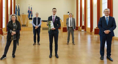 Ísak Valsson tók við viðurkenningunni í Hátíðasal Háskóla Íslands að viðstaddri stjórn sjóðsins og rektor. Frá vinstri: Freyja Hreinsdóttir stjórnarmaður, Sverrir Örn Þorvaldsson stjórnarmaður, Ísak Valsson styrkþegi, Ragnar Sigursson stjórnarmaður og Jón Atli Benediktsson rektor