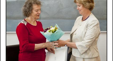 Auður Hauksdóttir veitir styrknum móttöku úr hendi Kristínar Ingólfsdóttur, rektors.
