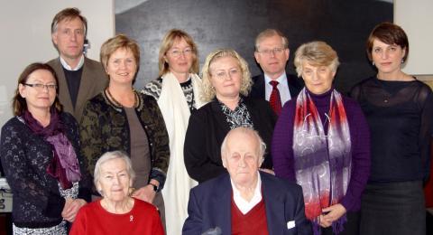 Ljósmynd: Fremri röð: Margaret og Bent Scheving Thorsteinsson. Aftari röð: Jónína Einarsdóttir, deildarforseti Félags- og mannvísindadeildar, Ásgeir Haraldsson, prófessor í Læknadeild, Kristín Ingólfsdóttir rektor HÍ, Elín Soffía Ólafsdóttir, prófessor í Lyfjafræðideild, Guðný Björk Eydal, deildarforseti Félagsfræðideildar, Eiríkur Tómasson, prófessor í Lagadeild, Sigurlína Davíðsdóttir,dósent í uppeldis- og menntunarfæði og Helga Brá Árnadóttir, verkefnastjóri styrktarsjóða og hollvina HÍ.