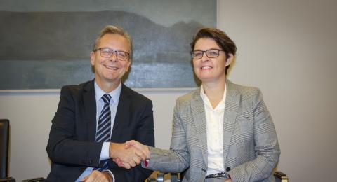 Jón Atli Benediktsson og Kolbrún Pálsdóttir takast í hendur við stofnun sjóðsins. 