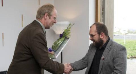 Vilhelm Vilhelmsson, meistaranemi í sagnfræði, tekur við styrknum úr hendi Ástráðs Eysteinssonar, forseta Hugvísindasviðs
