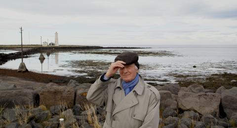 Erlendur Haraldsson í fjörunni á Nesinu. Erlendur ólst upp á Seltjarnarnesi fyrir miðja síðustu öld, en Nesið var þá vart farið að byggjast upp. Það var þá sveit með fáeinum kúabúum og nokkrum húsum fólks, sem starfaði í Reykjavík. Þarna luktist faðmur náttúrunnar um lítinn dreng og leiddi hann á vit fuglanna og frelsisins í fjörunni.