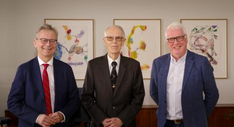 ón Atli Benediktsson, Þorsteinn Sæmundsson og Gunnlaugur Björnsson við afhendingu styrksins.