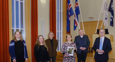 Fulltrúar verkefnisins Mannréttindi, fjölmenning og trú á tímum loftslagsbreytinga ásamt fulltrúum í stjórn Starfssjóðs Guðfræðistofnunar og rektor við afhendingu styrksins í Hátíðasal fyrr í vikunni. Frá vinstri: Sigríður Guðmarsdóttir, Gubjörg Andrea Jónsdóttir, Hjalti Hugason, Sólveig Anna Bóasdóttir, Gunnlaugur A. Jónsson og Jón Atli Benediktsson.