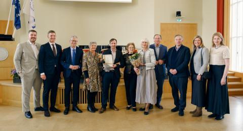 Dr. Árni Sigurður Ingason, framkvæmdastjóri hjá Grein Research tók við viðurkenningunni úr hendi Jóns Atla Benediktssonar, rektors Háskóla Íslands, á hátíðarmálþingi sem haldið var á vegum háskólans til minningar um Þorstein Inga þann 4. júní.