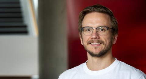 Gústav Adolf B Sigurbjörnsson, doktorsnemi í heimspeki við Sagnfræði- og heimspekideild Háskóla Íslands, hefur hlotið viðurkenningu úr Heimspekisjóði Brynjólfs Bjarnasonar til rannsókna á eðli samskiptaerfiðleika, sérstaklega þeim sem eiga sér stað milli ólíkra samfélaghópa og því óréttlæti sem af slíku getur hlotist þegar valdastaða þeirra er ójöfn.