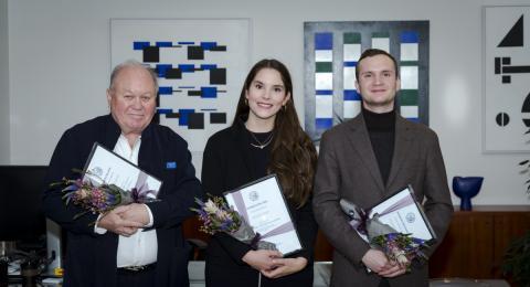 Styrkhafar og fulltrúar þeirra við úthlutun styrkjanna á rektorsskrifstofu á dögunum. Frá vinstri: Örnólfur Árnason, sem tók við styrk fyrir hönd barnabarns síns, Örnólfs Eldons Þórssonar, Álfheiður Erla Guðmundsdóttir og Steinar Logi Helgason.