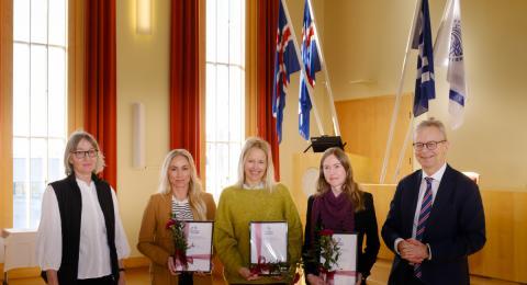 Styrkþegar og fulltrúar þeirra ásamt stjórnarmanni í sjóðnum og rektor. Frá vinstri: Elín Soffía Ólafsdóttir, prófessor í lyfjafræði og stjórnarmaður, Sigrún Helga Holm, sem tók við styrk fyrir hönd systur sinnar, Kristrúnar Ýrar, Freyja Jónsdóttir, Oddný Björgvinsdóttir og Jón Atli Benediktsson, rektor Háskóla Íslands.