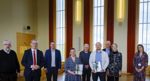 Frá vinstri: Sigurður S. Snorrason, prófessor við Líf- og umhverfisvísindadeild og stjórnarmaður, Jón Atli Benediktsson, rektor Háskóla Íslands, Einar Örn Sveinbjörnsson, prófessor við Raunvísindadeild og stjórnarmaður, Erna Ósk Arnardóttir styrkhafi, Ágúst Kvaran, leiðbeinandi Mengxu Jiangs, Mengxu Jiang styrkhafi, Sigurður Magnús Garðarsson, forseti Verkfræði- og náttúruvísindasviðs, Árný Erla Sveinbjörnsdóttir, vísindamaður við Jarðvísindastofnun og stjórnarmaður og Helga Brá Árnadóttir, verkefnisstjóri.