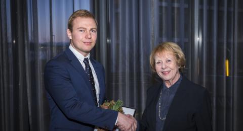 Sigurður Egilsson tekur við styrk frá Vigdísi Finnbogadóttur.