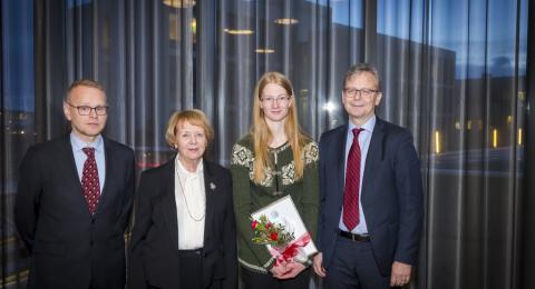 Þjóðbjörg Eiríksdóttir verðlaunahafi ásamt Vigdísi Finnbogadóttur, Jóni Atla Benediktssyni, rektor Háskóla Íslands, og Hilmari Braga Janussyni, forseta Verkfræði- og náttúruvísindasviðs.