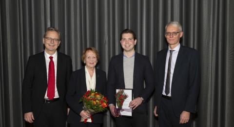Daníel Þór Guðmundsson verðlaunahafi ásamt þeim Vigdísi Finnbogadóttur, fyrrverandi forseta Íslands, Jóni Atla Benediktssyni, rektor Háskóla Íslands, og Sigurði Magnúsi Garðarssyni, forseta Verkfræði- og náttúruvísindasviðs Háskóla Íslands.
