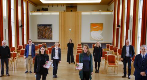 Frá afhendingu styrkjanna í Hátíðasal á dögunum. Frá vinstri: Sigurður S. Snorrason, Einar Örn Sveinbjörnsson, Kristbjörg Anna Þórarinsdóttir, Árný Erla Sveinbjörnsdóttir, Helga Brá Árnadóttir, Susanne Claudia Möckel, Anna Dóra Sæþórsdóttir, Sigurður Magnús Garðarsson og Jón Atli Benediktsson.