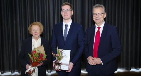 Vigdís Finnbogadóttir, Magnús Gunnar Gunnlaugsson og Jón Atli Benediktsson við afhendingu styrksins.