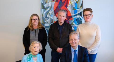 Stofnandi sjóðsins ásamt rektor og nýskipaðri stjórn. Standandi frá vinstri: Gunnþórunn Guðmundsdóttir, Rúnar Helgi Vignisson og Ásta Kristín Benediktsdóttir. Sitjandi eru Marta Ágútsdóttir og Jón Atli Benediktsson.