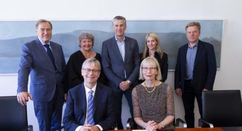 Frá undirritun skipulagsskrár hins nýja sjóðs. Standandi frá vinstri: Árni Sigfússon, Guðrún Pétursdóttir, Þór Sigfússon, Halldóra Vífilsdóttir og Hermann Kristjánsson. Sitjandi eru Jón Atli Benediktsson og Bergþóra Karen Ketilsdóttir.