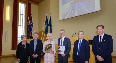 Frá afhendingu viðurkenningarinnar í Hátíðasal Háskóla Íslands. Frá vinstri: Guðrún Pétursdóttir, Hermann Kristjánsson, Bergþóra K. Ketilsdóttir, Sigurður Reynir Gíslason, Jón Atli Benediktsson og Þór Sigfússon.