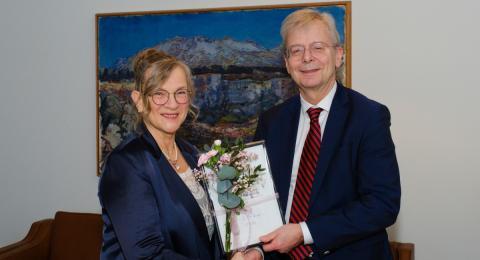 Ingibjörg Tómasdóttir, doktorsnemi í hjúkrunarfræði, tekur við styrknum úr hendi Jóns Atla Benediktssonar rektors.