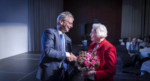 Jón Atli Benediktsson, rektor veitir Ingibjörgu R. Magnúsdóttur blómvönd í þakklætisskyni fyrir velvild í garð HÍ.