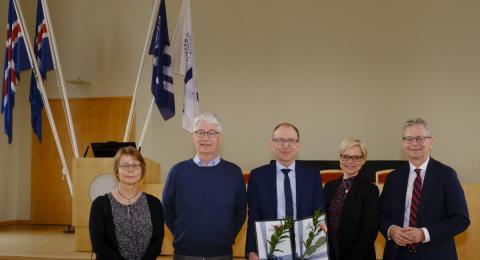 Frá vinstri: Vigdís Pétursdóttir stjórnarmaður, Þorvaldur Ingvarsson, formaður stjórnar, Halldór Jónsson jr., prófessor og styrkhafi, Sædís Sævarsdóttir, varaforseti Læknadeildar og stjórnarmaður, og Jón Atli Benediktsson, rektor Háskóla Íslands.