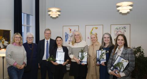 Styrkþegar ásamt rektor og fulltrúum í stjórn sjóðsins. Frá vinstri: Herdís Sveinsdóttir, Ólöf Ásta Ólafsdóttir, Jón Atli Benediktsson, Edythe Laquindanum Mangindin, Valgerður Lísa Sigurðardóttir, Emma Marie Swift, Berglind Hálfdánsdóttir og Embla Ýr Guðmundsdóttir.