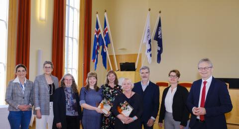 Frá afhendingu styrkjanna í Hátíðasal. Frá vinstri: Helga Brá Árnadóttir, Jóhanna Einarsdóttir, Ólöf Garðarsdóttir, Rakel Edda Guðmundsdóttir, Daisy Neijmann, Skúlína Hlíf Kjartansdóttir, Samúel Lefever, Kolbrún Pálsdóttir og Jón Atli Benediktsson.